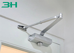 Was sind die Standardanforderungen an Beschlagkomponenten technischer Brandschutztüren?